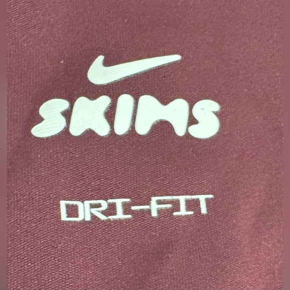 SKIMS Kim Kardashian Nike matte leggings 26” medium new with tags - Picture 3 of 4